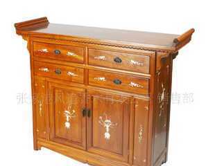 香案、香樟木家具與實(shí)木衣櫥 傳統(tǒng)工藝與現(xiàn)代生活的融合